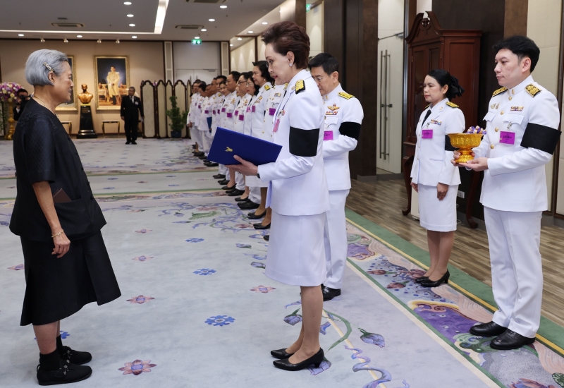 สมเด็จพระกนิษฐาธิราชเจ้า กรมสมเด็จพระเทพรัตนราชสุดาฯ สยามบรมราชกุมารี เสด็จออก ณ วังสระปทุม พระราชทานพระราชวโรกาสให้ นางศุภจี สุธรรมพันธุ์ รองนายกรัฐมนตรี และ รัฐมนตรีว่าการกระทรวงพาณิชย์ นำคณะ
ผู้บริหารกระทรวงพาณิชย์ เฝ้าทูลละอองพระบาท ทูลเกล้าทูลกระหม่อมถวายเงินรายได้จากการออกร้านและจำหน่ายสลากกาชาดในงานกาชาด ประจำปี 2567 เพื่อบำรุงสภากาชาดไทย เมื่อวันพุธที่ 22 เมษายน 2569 เวลา 14.58 น.