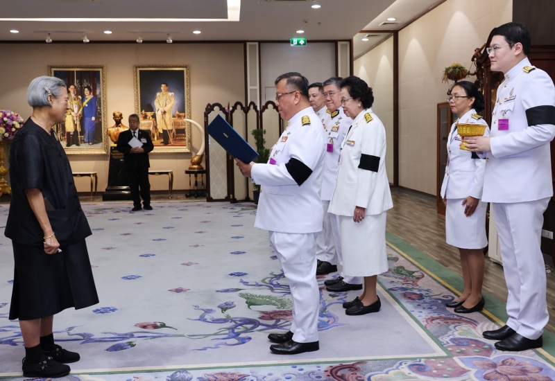 สมเด็จพระกนิษฐาธิราชเจ้า กรมสมเด็จพระเทพรัตนราชสุดาฯ สยามบรมราชกุมารี เสด็จออก ณ วังสระปทุม พระราชทานพระราชวโรกาสให้ รศ.ศิริเดช สุชีวะ รองอธิการบดีจุฬาลงกรณ์มหาวิทยาลัย คณะผู้บริหาร คณะกรรมการดำเนินงานออกร้านกาชาด และคณะกรรมการจัดหารายได้ เฝ้าทูลละอองพระบาท ทูลเกล้าทูลกระหม่อมถวายเงินรายได้จากการออกร้าน
และจำหน่ายสลากกาชาดจุฬาลงกรณ์มหาวิทยาลัย ในงานกาชาด ประจำปี 2565-2567 เพื่อบำรุงสภากาชาดไทย