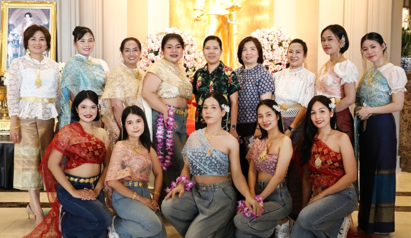 วันขึ้นปีใหม่ไทย : อัจฉรา ชื่นบุญชู ผจก.ทั่วไป โรงแรมเดอะ เบอร์เคลีย์ ประตูน้ำ
จัดงานฉลองเทศกาลสงกรานต์ ประจำปี 2569 เพื่อร่วมอนุรักษ์และสืบสานวัฒนธรรมไทย โดยมีการแสดงรำวงย้อนยุคและรำไทยประยุกต์ สร้างบรรยากาศสนุกสนานให้แขกผู้เข้าพัก พร้อมมอบปืนฉีดน้ำเป็นของที่ระลึก ที่ ล็อบบี้ของโรงแรม