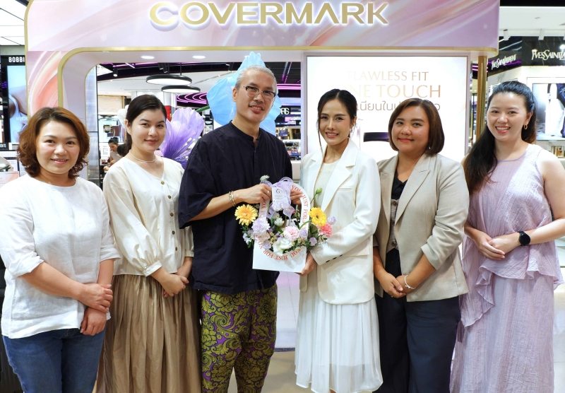 เทคนิคการแต่งหน้า : วีนา ภูเขียว ผจก.แผนกอบรมผลิตภัณฑ์ แบรนด์ COVERMARK บมจ.โอซีซี มอบดอกไม้ให้แก่ ฟลุค-รพี ชูสุวรรณ บิวตี้กูรู และเมคอัพอาร์ติสท์
เจ้าของเพจ fluke - alwaysfluke.com ในโอกาสร่วมจัด “FLAWLESS FIT ONE TOUCH EXCLUSIVE WORKSHOP” ที่ ศูนย์การค้าเซ็นทรัลลาดพร้าว

วัน