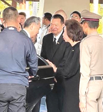 ต้อนรับอบอุ่น : วิจักษณ์ ประดิษฐวณิช ประธานเจ้าหน้าที่บริหาร บมจ.เอ็ม บี เค และ อาทร วนาสันตกุล ประธาน
เจ้าหน้าที่บริหาร ธุรกิจโรงแรมและการท่องเที่ยว บจก.เอ็ม บี เค โฮเต็ล แอนด์ ทัวร์ริซึ่ม ต้อนรับ สีหศักดิ์
พวงเกตุแก้ว รองนายกรัฐมนตรี และ รมว.การต่างประเทศ พร้อมด้วย นายหวัง อี้ รมว.
การต่างประเทศ สาธารณรัฐประชาชนจีน ในโอกาสเดินทางเข้าพำนัก ณ โรงแรมดุสิตธานี กระบี่ บีช รีสอร์ท