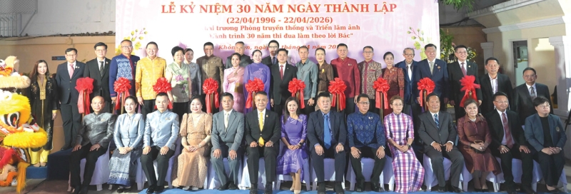 ฉลอง 3 ทศวรรษ : ดิงห์ ฮว่าง ลิงห์ กงสุลใหญ่กิตติมศักดิ์เวียดนาม และภริยา เหงียน ถิ ฮอง อัน จัดงานฉลองครบรอบ 30 ปี การก่อตั้งสถานกงสุลใหญ่สาธารณรัฐ
สังคมนิยมเวียดนาม ประจำจังหวัดขอนแก่น โดยมี สนั่น อังอุบลกุล นายกสมาคมมิตรภาพไทย-เวียดนาม, หลิว หงเหมย กงสุลใหญ่สาธารณรัฐประชาชนจีน
จังหวัดขอนแก่น, อนุพงศ์ สุขสมนิตย์ ผวจ.นครราชสีมา, วรญาณ บุญณราช ผวจ.มุกดาหาร, พร้อมด้วย ผวจ.นครพนม, ผวจ.เลย, ผวจ.กาฬสินธุ์, ผวจ.มหาสารคาม,
ยุทธพร พิรุณสาร รอง ผวจ.ขอนแก่น และ ทอง กุลธัญวัฒน์ นายกสมาคมนักธุรกิจไทย-เวียดนาม ร่วมงาน ที่ สถานกงสุลใหญ่ฯ จังหวัดขอนแก่น