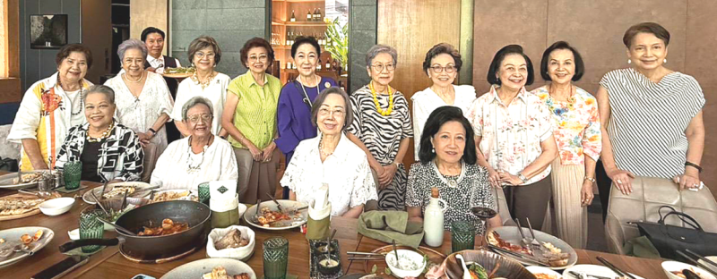 อวยพรสุขสันต์...วันเกิดเพื่อน : เพื่อนศิษย์เก่าโรงเรียนวัฒนาวิทยาลัย รุ่น 92 ร่วมกันจัดงานเลี้ยงฉลองวันเกิดให้แก่ ศ.ดร.มาลียา เครือตราชู
และ ปานจิตต์ วสันต์ โดยมีเพื่อนในรุ่นร่วมอวยพร อาทิ ผาณิต พูนศิริวงศ์, คุณหญิงกษมา วรวรรณ ณ อยุธยา, ภาวิไล บุราวาศ, ยศวดี
บุณยเกียรติ, อินทิรา กระหม่อมทอง, นลินี คณิวิชาภรณ์, ดวงใจ ตั้งสง่า, ดวงเนตร พงษ์ไพโรจน์, สุปริญญา เชนยะวณิช, ยุพยง นิ่มสมบุญ,
จิราพร เชมนะสิริ, เรืองวลี พิบูลสงคราม และ แววตา อัมพรายน์ ที่ โรงแรมหรรษา กรุงเทพ ซอยมหาดเล็กหลวง 2 ถนนราชดำริ เขตปทุมวัน