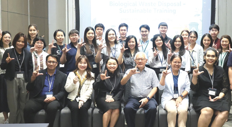อบรมเชิงปฏิบัติการ : นพ.วัชรพงษ์ คำหล้า รองอธิบดี กรมวิทยาศาสตร์การแพทย์ ร่วมเครือข่ายนานาชาติ
เปิดการอบรมด้านการจัดการขยะชีวภาพ (Biological Waste Disposal Workshop) เพื่อพัฒนาศักยภาพบุคลากร
ด้านห้องปฏิบัติการ โดยเฉพาะผู้ผ่านการอบรมหลักสูตร “ผู้นำสอน” (Training of Trainers: ToT) รุ่นที่ 1
และ 2 ให้สามารถถ่ายทอดองค์ความรู้และทักษะด้านการจัดการขยะชีวภาพตามมาตรฐานสากลได้อย่างมีประสิทธิภาพ