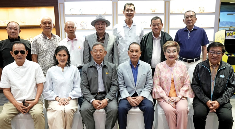 ภูมิพลังสังสรรค์ : พล.อ.อ.ประจิน จั่นตอง ประธานชมรมภูมิพลังแผ่นดิน รุ่นที่ 1 พร้อมกลุ่มผู้บริหารระดับ
แถวหน้าของเมืองไทย อาทิ ดร.สมภพ เจริญกุล, สุภาพ คลี่ขจาย, บุษบา จิราธิวัฒน์ และ ดร.ธีรยุทธ
ทุมมานนท์ ร่วมพบปะสังสรรค์และรับประทานอาหารอย่างเป็นกันเอง เพื่อกระชับความสัมพันธ์และแลกเปลี่ยน
ทัศนะในบรรยากาศที่เต็มไปด้วยรอยยิ้มและความอบอุ่น ณ ห้องหนุมาน บมจ.ล็อกซเล่ย์ คลองเตย