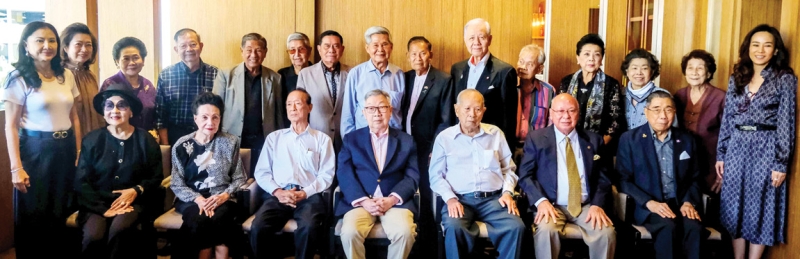 สานสัมพันธ์ วปอ. 311 : สุทธิเกียรติ จิราธิวัฒน์ ประธานที่ปรึกษาคณะกรรมการ โรงแรมและรีสอร์ทในเครือเซ็นทารา จัดงานเลี้ยงสังสรรค์เพื่อนร่วมรุ่น วิทยาลัยป้องกันราชอาณาจักร (วปอ.) 311 เพื่อพบปะเพื่อนร่วมรุ่นในบรรยากาศอบอุ่น โดยมี พล.ร.อ.ชัยชิด รัตนะผล, พล.อ.วิโรจน์ แสงสนิท, ดร.โกศล เพ็ชร์สุวรรณ์, นายกองเอก ดร.เปล่งศักดิ์ ประกาศเภสัช, สมบัติ อุทัยสาง, เยาวลักษณ์ แพ่งสภา, อาณัติชัย
รัตตกุล และ ประคอง พลหาญ ร่วมงาน ที่ ห้องอาหารจตุจักร คาเฟ่ โรงแรมเซ็นทารา แกรนด์ เซ็นทรัลพลาซา ลาดพร้าว กรุงเทพ