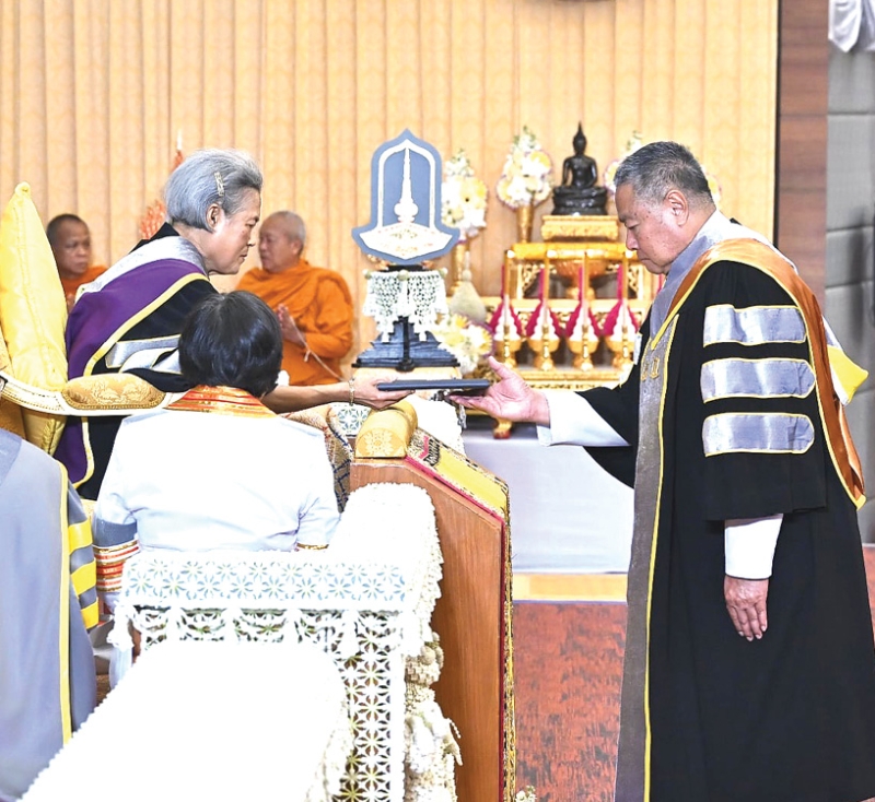 สมเด็จพระกนิษฐาธิราชเจ้า กรมสมเด็จพระเทพรัตนราชสุดาฯ สยามบรมราชกุมารี เสด็จพระราชดำเนิน
แทนพระองค์ไปในการพระราชทานปริญญาบัตรแก่ผู้สำเร็จการศึกษาจากมหาวิทยาลัยมหาสารคาม ประจำปี
การศึกษา 2567 ในการนี้ นายพลากร สุวรรณรัฐ เข้ารับพระราชทานปริญญาปรัชญาดุษฎีบัณฑิตกิตติมศักดิ์
สาขาวิชารัฐศาสตร์ ณ มหาวิทยาลัยมหาสารคาม จังหวัดมหาสารคาม เมื่อวันจันทร์ที่ 27 เมษายน 2569