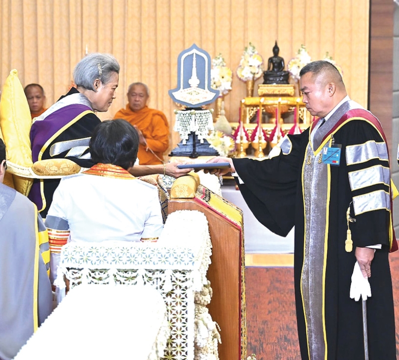 สมเด็จพระกนิษฐาธิราชเจ้า กรมสมเด็จพระเทพรัตนราชสุดาฯ สยามบรมราชกุมารี เสด็จพระราชดำเนินแทนพระองค์ไปในการพระราชทานปริญญาบัตรแก่ผู้สำเร็จการศึกษาจากมหาวิทยาลัยมหาสารคาม ประจำปีการศึกษา 2567 ในการนี้ พลเอกบุญสิน พาดกลาง เข้ารับพระราชทานปริญญาวิศวกรรมศาสตรดุษฎีบัณฑิตกิตติมศักดิ์ สาขาวิชาวิศวกรรมเครื่องกล ณ มหาวิทยาลัยมหาสารคาม เมื่อวันจันทร์ที่ 27 เมษายน 2569