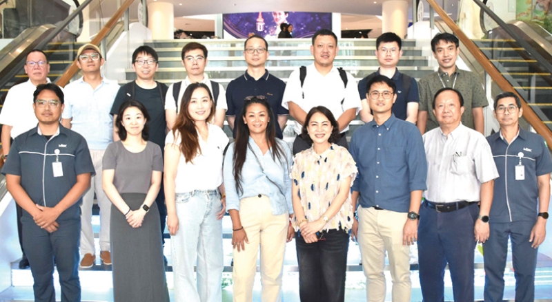 อาคารที่ยั่งยืน : จรูญรัตน์ สาลี กก.ผจก.บจก.พาราไดซ์ พาร์ค ต้อนรับคณะจาก Central-South Architectural
Design Institute Co., Ltd. นำโดย Miss Ding Si, Director CSADI China และ ดร.อ้ออำไพ ใจบุญ กก.ผจก.บจก.อีเทอนอลลี่ กรุ๊ป ที่มาศึกษาดูงานและหารือแนวทางความร่วมมือนำ AI มาประยุกต์ใช้
เพื่อเพิ่มประสิทธิภาพการใช้พลังงานของระบบปรับอากาศภายในอาคาร ที่ศูนย์การค้าพาราไดซ์ พาร์ค