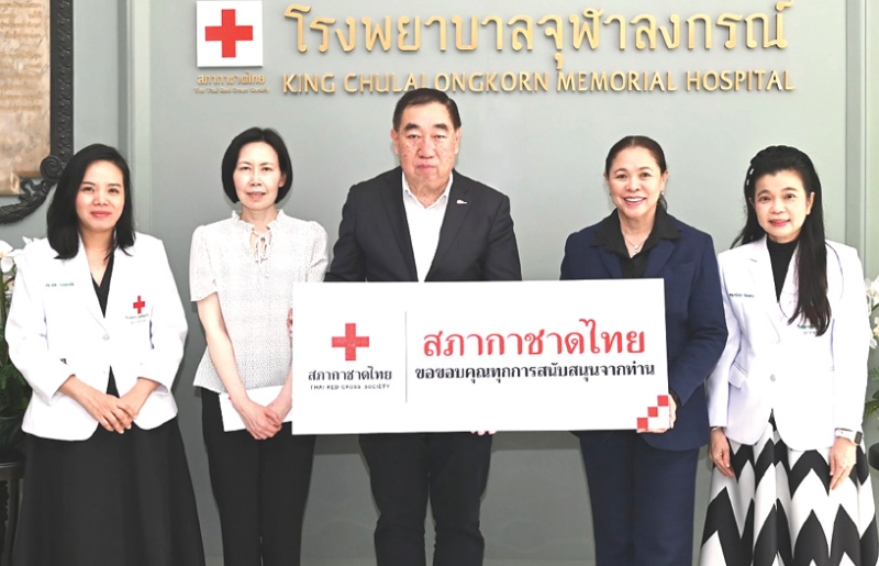 สนับสนุนกองทุนน้ำลายเทียมสำหรับผู้ป่วย : จิราพร ศรีสอ้าน ผอ.สำนักสารนิเทศและสื่อสารองค์กร สภากาชาดไทย พร้อมด้วย รศ.พญ.คนึงนิจ กิ่งเพชร และ ผศ.พญ.ดนิตา กานต์นฤนิมิต ร่วมรับมอบเงิน 294,250 บาท จาก อภิชาต ลี้อิสสระนุกูล และคณะ เพื่อช่วยเหลือผู้ที่ประสบภาวะน้ำลายน้อยหรือภาวะปากแห้ง ให้สามารถเข้าถึงการดูแลรักษาที่เหมาะสมและมีคุณภาพชีวิตที่ดีขึ้น ที่โรงพยาบาลจุฬาลงกรณ์