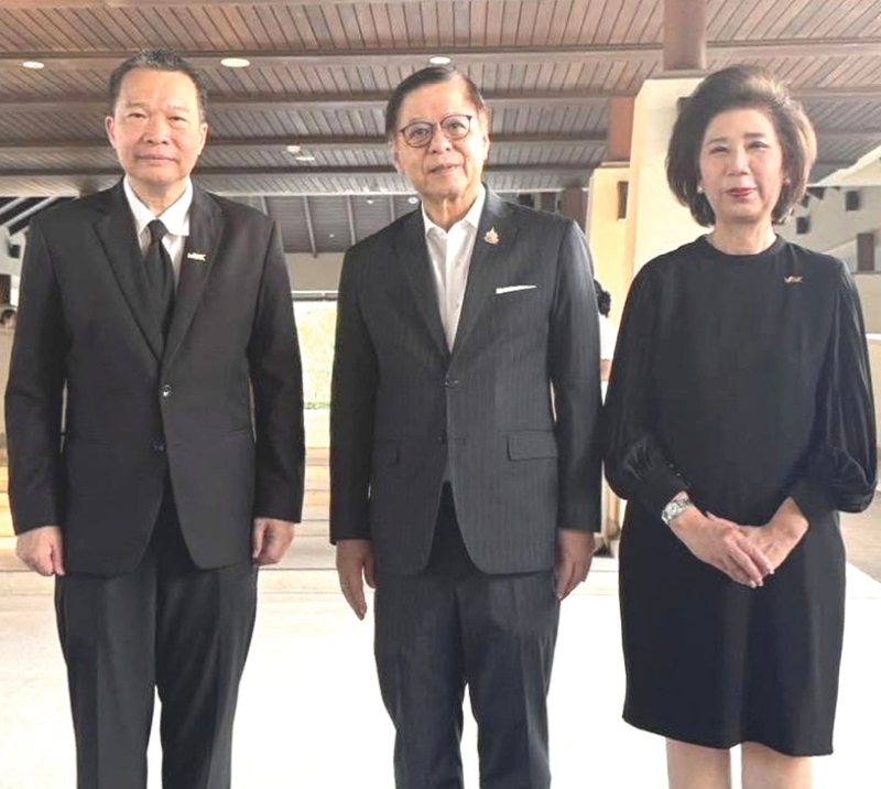 แขกสำคัญ : อาทร วนาสันตกุล ประธานเจ้าหน้าที่บริหารธุรกิจโรงแรมและการท่องเที่ยว บจก.เอ็ม บี เค โฮเต็ล แอนด์ ทัวร์ริซึ่ม
ต้อนรับ สีหศักดิ์ พวงเกตุแก้ว รองนายกรัฐมนตรี และ รมว.กระทรวงการต่างประเทศ ในโอกาสเดินทางเข้าพัก ที่โรงแรมดุสิตธานี กระบี่ บีช รีสอร์ท โรงแรมหรูระดับ 5 ดาว บนชายหาดคลองม่วง จังหวัดกระบี่ พร้อมกับ นายหวัง อี้ รมว.กระทรวงการต่างประเทศ สาธารณรัฐประชาชนจีน โดยมี วิจักษณ์ ประดิษฐวณิช ประธานเจ้าหน้าที่บริหาร บมจ.เอ็ม บี เค ร่วมต้อนรับ