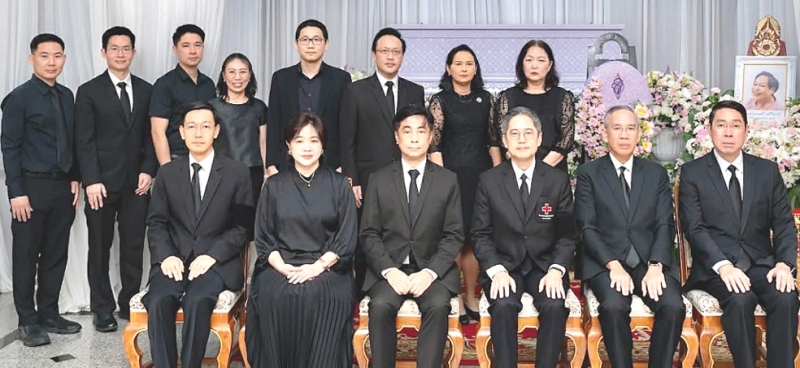 ร่วมอาลัย : รศ.ดร.นพ.จิรุตม์ ศรีรัตนบัลล์ คณบดีคณะแพทยศาสตร์ จุฬาลงกรณ์มหาวิทยาลัย และผู้อำนวยการโรงพยาบาลจุฬาลงกรณ์ พร้อมด้วย ศ.นพ.สุทธิพงศ์ วัชรสินธุ ผู้ช่วยเลขาธิการ สภากาชาดไทย ร่วมงานสวดพระอภิธรรมบำเพ็ญกุศล
ให้แก่ คุณแม่ประมวลศรี วงศ์ศรีชนาลัย มารดาของ พ.อ.นพ.วิริสสร วงศ์ศรีชนาลัย ผช.ผอ.ด้านบริหารกายภาพ
โรงพยาบาลจุฬาลงกรณ์ โดยมีคณะผู้บริหาร โรงพยาบาลจุฬาลงกรณ์ และสภากาชาดไทย ร่วมในพิธี ที่วัดโสมนัสราชวรวิหาร