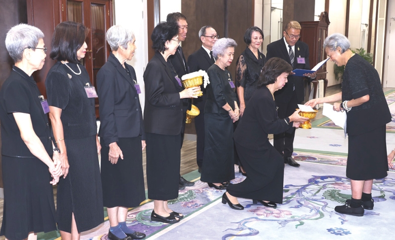 สมเด็จพระกนิษฐาธิราชเจ้า กรมสมเด็จพระเทพรัตนราชสุดาฯ สยามบรมราชกุมารี เสด็จออก ณ วังสระปทุม
พระราชทานพระราชวโรกาสให้ รองศาสตราจารย์อนันต์ชัย คงจันทร์ ข้าราชการบำนาญ จุฬาลงกรณ์มหาวิทยาลัย
และคณะเฝ้าทูลละอองพระบาท ทูลเกล้าทูลกระหม่อมถวายเงินเพื่อสมทบทุนมูลนิธิชัยพัฒนา เพื่อสมทบทุนมูลนิธิราชสุดา และเพื่อสมทบทุนมูลนิธิเทพรัตนเวชชานุกูล เมื่อวันพฤหัสบดีที่ 30 เมษายน 2569 เวลา 09.00 น.