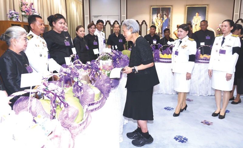 สมเด็จพระกนิษฐาธิราชเจ้า กรมสมเด็จพระเทพรัตนราชสุดาฯ สยามบรมราชกุมารี เสด็จออก ณ วังสระปทุม พระราชทานพระราชวโรกาสให้ นางสาวฉัตรประอร นิยม ผู้ว่าราชการจังหวัดฉะเชิงเทรา นำคณะข้าราชการ ผู้นำกลุ่มเกษตรกร
และกลุ่มผู้นำแปรรูปผลิตผลทางการเกษตรของจังหวัดฉะเชิงเทรา เฝ้าฯ ทูลเกล้าฯ ถวายเงินโดยเสด็จพระราชกุศล
ตามพระราชอัธยาศัย และทูลเกล้าฯ ถวายผลผลิตทางการเกษตร เมื่อวันพฤหัสบดีที่ 30 เมษายน 2569 เวลา 17.30 น.