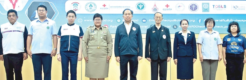 สำรวจและคัดกรอง : กฤษฎา บุญราช ผู้ช่วยเลขาธิการ สภากาชาดไทย และ ผอ.สำนักงานบริหารกิจการเหล่ากาชาด เปิดโครงการเฉลิมพระเกียรติสมเด็จพระกนิษฐาธิราชเจ้า กรมสมเด็จพระเทพรัตนราชสุดาฯ สยามบรมราชกุมารี อุปนายิกาผู้อำนวยการสภากาชาดไทย เพื่อสำรวจประชาชน
ที่มีความเสี่ยงเป็นโรคพาร์กินสัน โดยมี พล.ท.นพ.อำนาจ บาลี ผอ.สนง.บรรเทาทุกข์และประชานามัยพิทักษ์ สภากาชาดไทย และ ศ.นพ.รุ่งโรจน์ พิทยศิริ
หัวหน้าศูนย์ความเป็นเลิศทางการแพทย์ โรคพาร์กินสันฯ รพ.จุฬาลงกรณ์ ร่วมพิธีฯ ณ มหาวิทยาลัยเทคโนโลยีราชมงคลสุวรรณภูมิ ศูนย์พระนครศรีอยุธยา