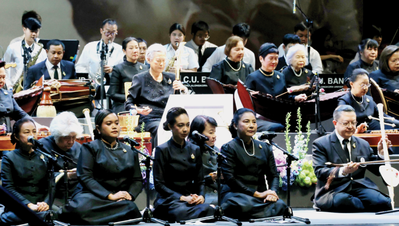 สมเด็จพระกนิษฐาธิราชเจ้า กรมสมเด็จพระเทพรัตนราชสุดาฯ สยามบรมราชกุมารี เสด็จพระราชดำเนินไปทรงเปิดงานวันมูลนิธิสิรินธร ประจำปี 2569 ซึ่งมูลนิธิสิรินธร
ร่วมกับกรมศิลปากร จัดขึ้นเพื่อหารายได้สมทบทุนมูลนิธิสิรินธร โอกาสนี้ ทรงขับร้องและทรงซอด้วง ในบทพระราชนิพนธ์ฯ ชุด “พระผู้ให้” (To Give Without
Discrimination ให้โดยไม่เลือกที่รักมักที่ชัง) ร่วมกับวงดนตรีไทยสายใยจามจุรี วงดนตรีสากลสโมสรนิสิตจุฬาลงกรณ์มหาวิทยาลัยและวงดนตรีพื้นเมือง
ภาคเหนือคณะศิลปกรรมศาสตร์จุฬาลงกรณ์มหาวิทยาลัย ณ โรงละครแห่งชาติ เขตพระนคร กรุงเทพมหานคร เมื่อวันอาทิตย์ที่ 3 พฤษภาคม 2569 เวลา 08.58 น.
