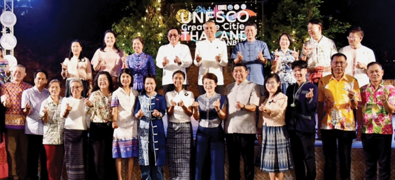 หนึ่งเดียวในไทย : ณัฐพงษ์ สงวนจิตร ผวจ.สุพรรณบุรี เปิดกิจกรรม “Unesco Creative Cities Thailand @SUPHANBURI”
โดยจังหวัดสุพรรณบุรีได้รับการรับรองจากยูเนสโก ให้เป็นเครือข่ายเมืองสร้างสรรค์ด้านดนตรี ประจำปี 2566 ด้วยจุดเด่นเป็นเมือง
แห่งปราชญ์ศิลปิน เช่น ครูมนตรี ตราโมท, พุ่มพวง ดวงจันทร์ และดนตรี 5 สายธาร หรือ เบญจภาคีดนตรีสุพรรณบุรี ได้แก่
ดนตรีไทย เพลงพื้นบ้าน เพลงลูกทุ่ง เพลงเพื่อชีวิต และดนตรีสมัยใหม่ ที่ โบราณสถานวัดสนามชัย จังหวัดสุพรรณบุรี