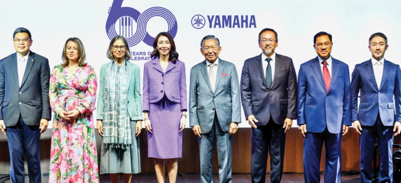 ผู้นำวงการดนตรีศึกษา : ดร.พรเทพ พรประภา ประธานกรรมการ บจก.สยามดนตรียามาฮ่า จัดงานฉลองครบรอบ 60 ปี
โรงเรียนดนตรียามาฮ่า ชูหลักสูตรซึ่งได้รับความนิยมจากนักเรียนทั่วโลก นำเข้าเครื่องดนตรีคุณภาพระดับสากลรองรับการเติบโต
ของธุรกิจ และขยายเครือข่ายโรงเรียนดนตรีทั่วประเทศกว่า 85 แห่งทั่วไทย โดยมี ประนัปดา พรประภา กก.ผจก.ใหญ่
ร่วมต้อนรับแขก อาทิ โอตากะ มาซาโตะ ออท.ญี่ปุ่นฯ, คาทารีนา วีเซอร์ ออท.ออสเตรีย และ กลินท์ สารสิน ที่ สยามปทุมวัน เฮ้าส์