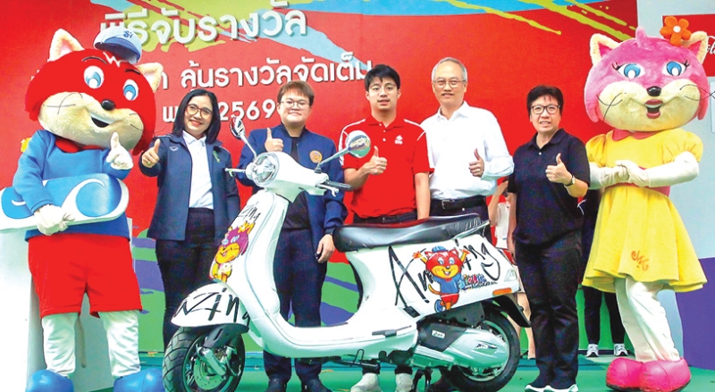เที่ยวจัดหนัก ลุ้นรางวัลจัดเต็ม : พัฒธนินท์ เหลืองอมรเลิศ ผช.รอง ผจก.ใหญ่ บจก.สยามพาร์ค บางกอก เป็นประธานในพิธีจับรางวัลเพื่อสมนาคุณลูกค้าผู้ใช้บริการสยามอะเมซิ่งพาร์คในเทศกาล “Amazing Big Holiday 2026” มอบรางวัล รถจักรยานยนต์, ที่พักอมรพันธ์วิลล่า ระยอง และอื่นๆ รวม 21 รางวัล มูลค่า 238,725 บาท โดยมี ชอ้อน วีระสุนทร ผช.ผอ.สำนักงานเขตคันนายาว ร่วมพิธี ที่ สยามอะเมซิ่งพาร์ค