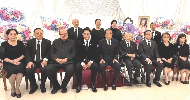 ร่วมอาลัย : พลเอกมงคล อัมพรพิสิฏฐ์ อดีตผู้บัญชาการทหารสูงสุด ร่วมในพิธีสวดพระอภิธรรม กุณฑลา สันติประภพ ภริยา
พลตำรวจเอกประทิน สันติประภพ อดีตอธิบดีกรมตำรวจ โดยมี ดร.นารี บุญธีรวร, ดร.นริศ ชัยสูตร, ปกรณ์ มาลากุล ณ อยุธยา,
วิรัตน์ เอื้อนฤมิต, เพ็ญจันทร์ จริเกษม, เกศรา มัญชุศรี ฯลฯ ผู้บริหารที่เรียนหลักสูตรผู้บริหารระดับสูง (วตท.) รุ่นที่ 4 สถาบันวิทยาการตลาดทุน รุ่นเดียวกับ ดร.วิรไท สันติประภพ มาร่วมในพิธี พร้อมด้วย ดร.อภิชัย บุญธีรวร โดยมีพิธีสวดพระอภิธรรมถึงวันพุธที่ 13 พฤษภาคม เวลา 18.30 น. ณ ศาลา 150 ปี วัดมกุฏกษัตริยารามและพิธีฌาปนกิจวันพฤหัสบดีที่ 14 พฤษภาคม 2569 เวลา 17.00 น.