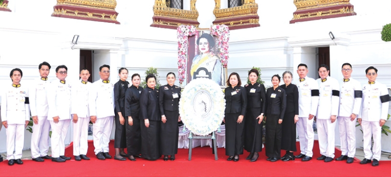 น้อมรำลึกในพระมหากรุณาธิคุณ : ดร.นฎาประไพ สุจริตกุล ประธานกรรมการ มูลนิธิสมเด็จพระนางเจ้าอินทรศักดิศจี พระวรราชชายา ในรัชกาลที่ 6 ในพระราชูปถัมภ์ฯ นำคณะกรรมการฯ เป็นเจ้าภาพบำเพ็ญกุศล
พระบรมศพสมเด็จพระนางเจ้าสิริกิติ์ พระบรมราชินีนาถ พระบรมราชชนนีพันปีหลวง โดยมี พิมพ์ จารุเศรนี,
โสภิต สุจริตกุล และ จันทวรรณ สุจริตกุล ร่วมพิธีฯ ณ พระที่นั่งดุสิตมหาปราสาท ในพระบรมมหาราชวัง
