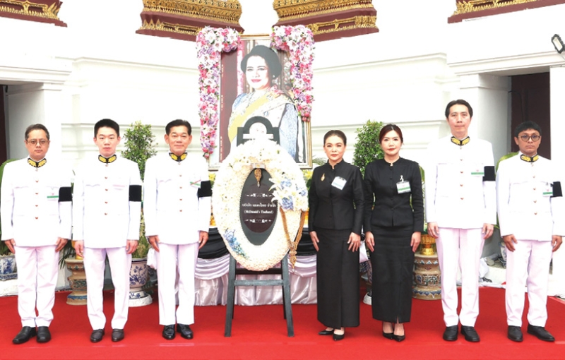 เจ้าภาพถวายความอาลัย : วิชา พูลวรลักษณ์ ประธานกรรมการ และ กิตติวรรณ อนุเวชสกุล
ประธานกรรมการบริหาร พร้อมด้วยคณะ
ผู้บริหาร บริษัท แมคไทย จำกัด ผู้นำธุรกิจร้านอาหารบริการด่วน (QSR) ภายใต้แบรนด์
แมคโดนัลด์ ประเทศไทย ร่วมเป็นเจ้าภาพ
ในพระพิธีธรรมสวดพระอภิธรรมพระบรมศพ สมเด็จพระนางเจ้าสิริกิติ์ พระบรมราชินีนาถ พระบรมราชชนนีพันปีหลวง โดยมีพนักงาน
เข้าร่วมในพิธี เพื่อแสดงความจงรักภักดี
ถวายความอาลัยและน้อมสำนึกในพระมหากรุณาธิคุณอันหาที่สุดมิได้ ณ พระที่นั่ง
ดุสิตมหาปราสาท พระบรมมหาราชวัง