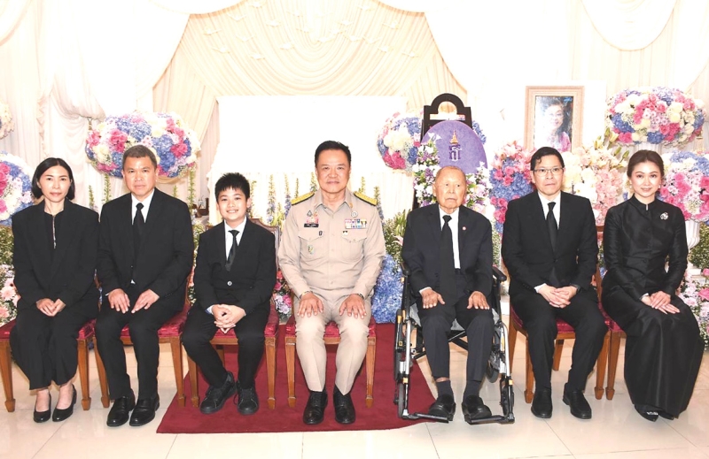 ร่วมอาลัย : อนุทิน ชาญวีรกูล นายกรัฐมนตรี
และรัฐมนตรีว่าการกระทรวงมหาดไทย
เป็นประธานในพิธีสวดพระอภิธรรมบำเพ็ญกุศล กุณฑลา สันติประภพ ภริยา พล.ต.อ.ประทิน
สันติประภพ อดีตอธิบดีกรมตำรวจ โดยมี
รศ.ดร.ประทิต สันติประภพ, ทพญ.บุพกร
ภัทรเกียรติพงษ์, ดร.วิรไท สันติประภพ, รศ.พญ.จีรันดา
สันติประภพ และ ด.ช.วิรณัฏฐ์ สันติประภพ
บุตร-ธิดา-สะใภ้-หลานชายคนเดียว ต้อนรับ
โดยมีพิธีสวดพระอภิธรรมถึงวันพุธที่ 13 พฤษภาคม เวลา 18.30 น. ณ ศาลา 150 ปี
วัดมกุฏกษัตริยาราม และพิธีฌาปนกิจ
ในวันพฤหัสบดีที่ 14 พฤษภาคม 2569 เวลา 17.00 น.