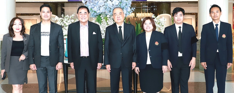 กระบวนการยุติธรรม : ดร.อัศวิน อิงคะกุล ประธานกรรมการบริหาร และ อนัคพล อิงคะกุล รองประธานกรรมการบริหารมิราเคิล กรุ๊ป ต้อนรับ ศ.ดร.นครินทร์
เมฆไตรรัตน์ ประธานศาลรัฐธรรมนูญ ในโอกาสมาเป็นประธานเปิดงาน “โครงการเสริมสร้างและแลกเปลี่ยนองค์ความรู้สู่การพัฒนากระบวนการยุติธรรมทางรัฐธรรมนูญ (OCC Public Lecture and Academic Forum)” หัวข้อ “Landmark Cases of the German Federal Constitutional Court” โดยมี วัลภา ทิพพะพาทย์ ผอ.สำนักประธานศาลรัฐธรรมนูญ และ ฐิติพงศ์ ฤกษ์เย็น ผอ.กลุ่มงานสนับสนุนคณะตุลาการศาลรัฐธรรมนูญ ร่วมงาน ที่ โรงแรมมิราเคิล แกรนด์ คอนเวนชั่น