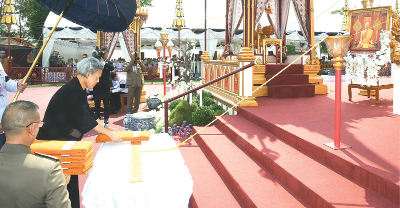 สมเด็จพระกนิษฐา
ธิราชเจ้า กรมสมเด็จ
พระเทพรัตนราชสุดาฯ สยามบรมราชกุมารี เสด็จพระราชดำเนินไปในการพระราชทานเพลิงศพพระราช
วชิรคุณาธาร (ทองดี
อนีโฆ) ซึ่งริเริ่ม
โครงการปฏิบัติธรรม
บวชเนกขัมมะ ณ วัดใหม่ปลายห้วย อำเภอสามง่าม จังหวัดพิจิตร เมื่อวันจันทร์ที่ 11 พฤษภาคม 2569 เวลา 14.30 น.