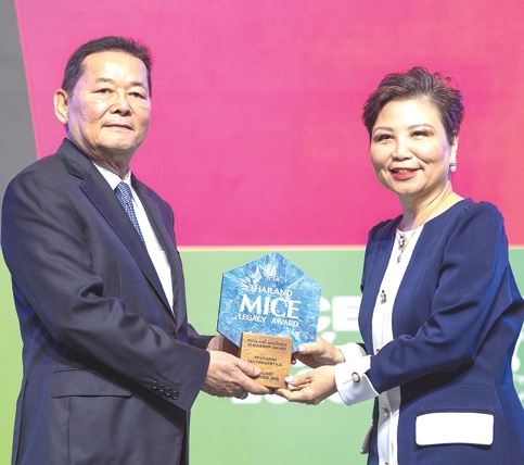 เชิดชูเกียรติ : ประชุม ตันติประเสริฐสุข รองประธานฝ่ายปฏิบัติการฯ
กลุ่มดุสิตธานี และ นายกสมาคมส่งเสริมการประชุมนานาชาติ รับมอบรางวัล Thailand Meetings Leadership Award
จาก นภินทร ศรีสรรพางค์ รมต.ประจำสำนักนายกรัฐมนตรี