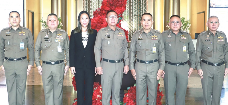 ฝึกอบรม : ลักษมีกานต์ อิงคะกุล ประธานเจ้าหน้าที่บริหาร มิราเคิล กรุ๊ป ต้อนรับ พล.ต.ท.สุรพงษ์ ถนอมจิตร ผู้ช่วยผู้บัญชาการ
ตำรวจแห่งชาติ ในพิธีเปิด “โครงการฝึกอบรมนายทะเบียนจังหวัด ตามพระราชบัญญัติธุรกิจรักษาความปลอดภัย พ.ศ. 2558” โดยมี
พล.ต.ต.ชรินทร์ โกพัฒน์ตา รองผู้บัญชาการตำรวจนครบาล, พล.ต.ต.พิทักษ์ อุทัยธรรม รองผู้บัญชาการ ประจำ สนง.ผบ.ตร.,
พล.ต.ต.ทินกร สมวันดี ผู้บังคับการอำนวยการ กองบัญชาการตำรวจนครบาล ร่วมงาน ที่โรงแรมอัศวิน แกรนด์ คอนเวนชั่น