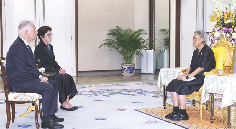 สมเด็จพระกนิษฐาธิราชเจ้า กรมสมเด็จพระเทพรัตนราชสุดาฯ สยามบรมราชกุมารี เสด็จออก ณ วังสระปทุม
พระราชทานพระราชวโรกาสให้ นายแอ็นสท์ ว็อล์ฟกัง ไรเชิล เอกอัครราชทูตสหพันธ์สาธารณรัฐเยอรมนี ประจำราชอาณาจักรไทย เฝ้าทูลละอองพระบาท กราบบังคมทูลลา ในโอกาสที่จะพ้นจากหน้าที่ และ
โอกาสนี้ นางอาน ลูยส์ มารี เดอครูว์ ไรเชิล ภริยา ร่วมเฝ้าฯ ด้วย เมื่อวันอังคารที่ 12 พฤษภาคม 2569