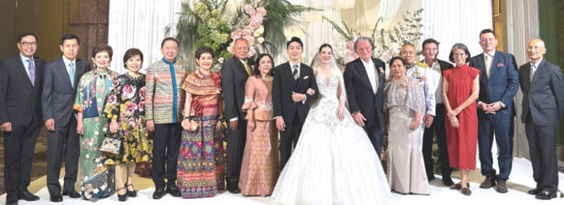 รักมั่นนิจนิรันดร์ : สนั่น-คุณหญิงณัฐิกา อังอุบลกุล เป็นประธานในพิธีฉลองสมรสพระราชทาน
ระหว่าง ณัฐกัลย์ พรมเสพสัก บุตรี อมร-เพ็ชรแก้ว พรมเสพสัก และ วิชญ์ภาส ชำนาญยนต์ บุตร สุทัศน์-
สินีนาถ ชำนาญยนต์ โดยมี รอล์ฟ วอน บูเรน, พล.อ.ต.สุพิชัย สุนทรบุระ, ฐิตินันท์ วัธนเวคิน,
พงศ์เทพ-พนิดา เทพกาญจนา ร่วมอวยพรและแสดงความยินดีกับคู่บ่าวสาว ที่โรงแรมเรเนซองส์ กรุงเทพ