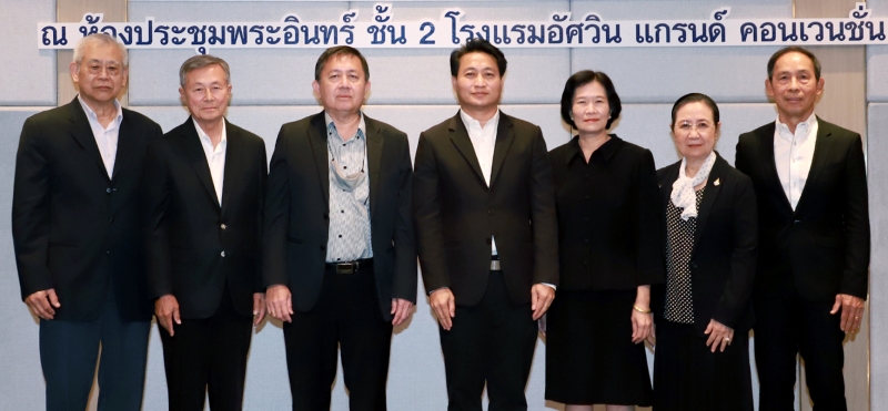 ประชาพิจารณ์ : โอวาท ยิ่งลาภ รองอธิบดีกรมการข้าว เปิดการประชุมรับฟังความเห็นต่อ “ร่าง ยุทธศาสตร์ข้าวไทยเพื่ออนาคต” จัดโดย ศูนย์วิทยาศาสตร์ข้าว
มหาวิทยาลัยเกษตรศาสตร์ โดยมี น.สพ.ยุคล ลิ้มแหลมทอง, ดร.ธีรยุทธ ตู้จินดา และ ดร.วัลลภ มานะธัญญา ร่วมงาน ที่ โรงแรมอัศวิน แกรนด์ คอนเวนชั่น