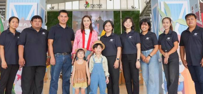 Kaset Fun Fair : ชวรมย์ มังคละคีรี กก.ผจก.บจก.เดอะไนน์ ติวานนท์ ต้อนรับ รศ.ดร.พัชรียา บุญกอแก้ว คณบดีคณะเกษตร และ ผศ.ดร.พนามาศ ตรีวรรณกุล
รองคณบดีฝ่ายบริการวิชาการฯ มหาวิทยาลัยเกษตรศาสตร์ ในงาน “ยกไร่สุวรรณ มาไว้ที่เดอะไนน์ ติวานนท์” ที่ ศูนย์การค้าเดอะไนน์ เซ็นเตอร์ ติวานนท์