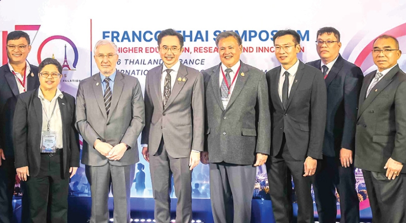 170 ปี ความสัมพันธ์ทางการทูตไทย-ฝรั่งเศส : ศ.ดร.ยศชนัน วงศ์สวัสดิ์ รองนายกรัฐมนตรี และ รมว.
การอุดมศึกษา วิทยาศาสตร์ วิจัยและนวัตกรรม พร้อมด้วย ฌ็อง-โกลด ปวงเบิฟ เอกอัครราชทูตสาธารณรัฐ
ฝรั่งเศสประจำราชอาณาจักรไทย เปิดประชุม “Franco-Thai Symposium on Higher Education, Research
and Innovation” ที่ โรงแรมเซ็นทารา แกรนด์ฯ ลาดพร้าว โดยมี วุฒิศักดิ์ พิชญกานต์ ผจก.ทั่วไป ต้อนรับ