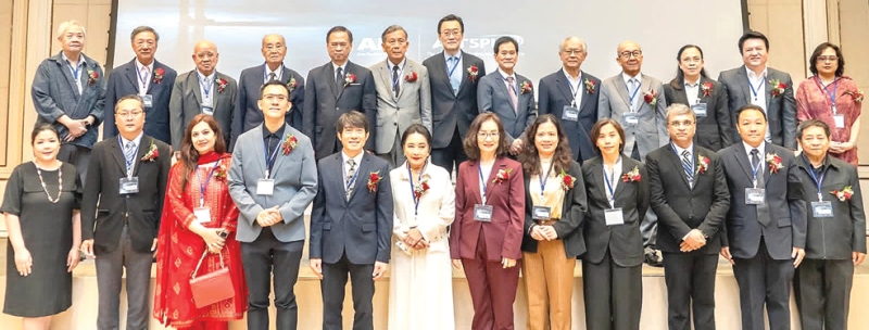 บัณฑิตศึกษา : ศ.ดร.ไผ่-ฉี ลี อธิการบดี สถาบันเทคโนโลยีแห่งเอเชีย (AIT) พร้อมด้วย พล.อ.ดร.บุญสร้าง เนียมประดิษฐ์
ประธานคณะกรรมการบริหาร AIT และ ศ.ดร.วรศักดิ์ กนกนุกุลชัย ราชบัณฑิต ร่วมกันเปิดตัว สำนักวิชาปัญญาเชิงวิชาชีพ
แห่งสถาบันเอไอที (The AIT School of Professional Intelligence - AITSPIN) พัฒนาศักยภาพผู้นำองค์กรและ
ภาคธุรกิจให้ปรับตัวได้ในโลกที่เปลี่ยนแปลงอย่างรวดเร็วจากอิทธิพลของปัญญาประดิษฐ์ ที่ โรงแรมอีสติน แกรนด์ พญาไท