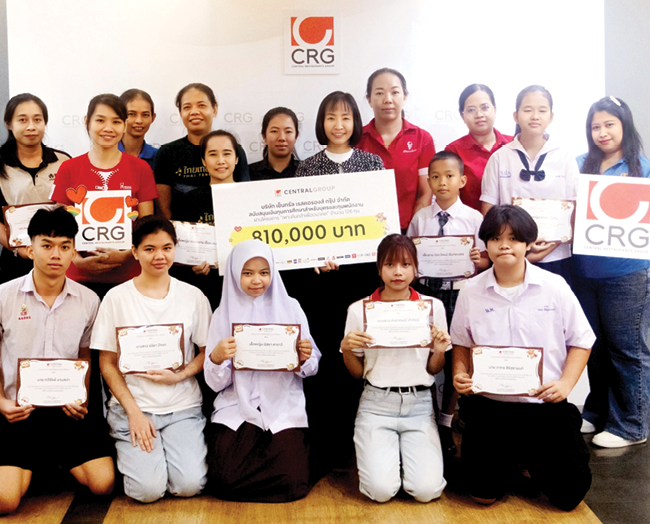 “เพาะต้นกล้าเพื่อ
อนาคต” : จารุวรรณ
งามพิสุทธิ์ไพศาล Head of Human Resources บจก.
เซ็นทรัล เรสตอรองส์
กรุ๊ป (CRG) มอบทุน
การศึกษาแก่พนักงาน
และบุตรพนักงาน
ที่มีผลการเรียนและ
ความประพฤติดี
126 ทุน รวม 810,000 บาท เพื่อ
สนับสนุนโอกาสทางการศึกษา
และแบ่งเบาภาระ
