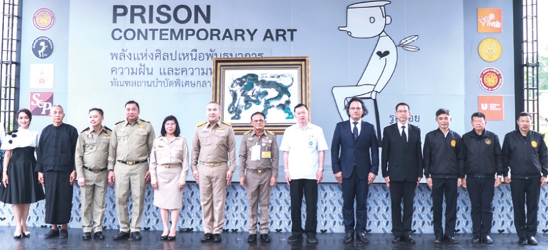 รองรับการฝึกอาชีพ : พล.อ.ไพบูลย์ คุ้มฉายา องคมนตรี รองประธานคณะกรรมการมูลนิธิราชทัณฑ์ปันสุข
ทำความ ดี เพื่อชาติ ศาสน์ กษัตริย์ในพระบรมราชูปถัมภ์ เปิดร้านอาหาร “Chance and Change Café”
และตรวจเยี่ยมโครงการชุมชนบำบัดและการฝึกวิชาชีพผ่านนิทรรศการแสดงงานศิลปะ โดยมี มณีสุดา
ศิลาอ่อน ปธ.จนท.สำนักพัฒนาความยั่งยืนฯ บมจ.เอส แอนด์ พี ซินดิเคท ร่วมพิธี ที่ ทัณฑสถานบำบัดพิเศษกลาง