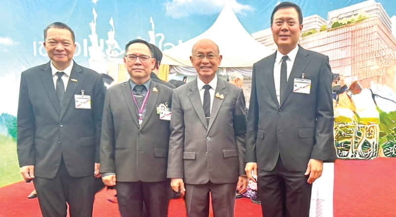 พิธีวางศิลาฤกษ์ : วิจักษณ์ ประดิษฐวณิช ประธานเจ้าหน้าที่บริหาร บมจ.เอ็ม บี เค พร้อมด้วย ศ.เกียรติคุณ
นพ.เกษม วัฒนชัย องคมนตรี, ศ.นพ.ประกาศิต จิรัปปภา กรรมการบริหารมูลนิธิรามาธิบดีฯ และ พีระพัฒน์
เมฆสิงห์วี กก.ผจก.ใหญ่ บมจ.ทุนธนชาต เข้ารับพระราชทานเข็มที่ระลึกจาก สมเด็จพระกนิษฐาธิราชเจ้า
กรมสมเด็จพระเทพรัตนราชสุดาฯ สยามบรมราชกุมารี ณ อาคารโรงพยาบาลรามาธิบดีและย่านนวัตกรรมโยธี