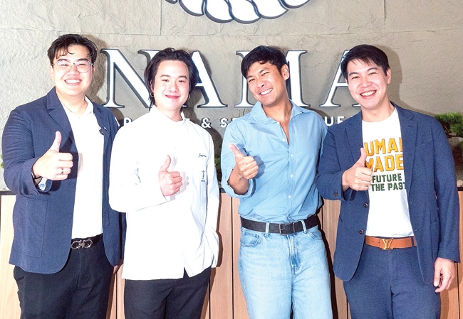 บุฟเฟต์พรีเมียม : ชนวีร์ หอมเตย และ ศุภณัฐ สัจจะรัตนกุล ผู้บริหาร บจก.เดอะ ฟู้ด
ซีเล็คชั่น แนะนำ “NAMA Japanese & Seafood Buffet” Fine Dining
รูปแบบใหม่ ร่วมกับ “ทะเลใจ” โดย เชฟเจมมี่เจมส์ และ “สาระตั้ม” โดย เชฟตั้ม
ในคอนเซ็ปต์ “Sea-to-Table” ที่ ชั้น 24 โรงแรมเซ็นทาราแกรนด์ฯ เซ็นทรัลเวิลด์
