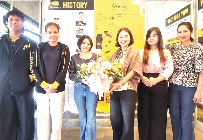 นวัตกรรมรองเท้า : จรูญรัตน์ สาลี กก.ผจก.บจก.พาราไดซ์ พาร์ค ร่วมยินดีกับ
นุตพะงา ชิมาดะ ผจก.บจก.แบร์ฟุตอิงค์ (ไทยแลนด์) ในโอกาสเปิดร้าน Barefoot
Park สาขาใหม่ ด้วย “Vibram FiveFingers” ดีไซน์เฉพาะที่แยก 5 นิ้วเท้า ช่วยให้ผู้สวมใส่สัมผัสความรู้สึกเสมือนเดินเท้าเปล่า ที่ ศูนย์การค้าพาราไดซ์ พาร์ค