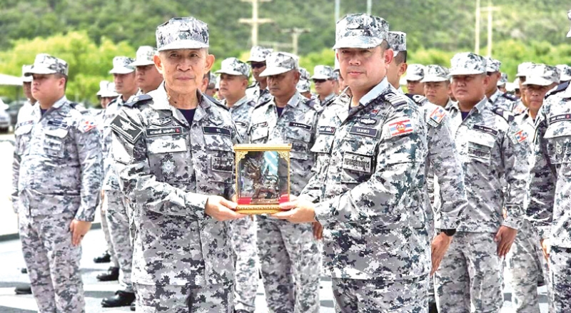 ดูแลรักษาอธิปไตย : พล.อ.ธราพงษ์ มะละคำ ปลัดกระทรวงกลาโหม มอบ “คชสีห์” ให้แก่ นาวาเอก
ณทรรศน์ รัศมีเฟื่อง ผู้บังคับการเรือหลวงนเรศวร หลังตรวจเยี่ยมกองเรือยุทธการ เรือฟริเกต รล.นเรศวร
และ รล.ภูมิพลอดุลยเดช เพื่อติดตามความพร้อมและปัญหาข้อขัดข้องในการปฏิบัติภารกิจด้านความมั่นคง
ทางทะเล รวมทั้งสร้างขวัญกำลังใจแก่กำลังพลผู้ปฏิบัติหน้าที่ปกป้องอธิปไตยของชาติ ณ อ.สัตหีบ จ.ชลบุรี