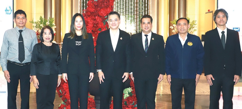 ปฐมนิเทศ : ลักษมีกานต์ อิงคะกุล ประธานเจ้าหน้าที่บริหาร มิราเคิล กรุ๊ป ต้อนรับ สรพงศ์ ไพฑูรย์พงษ์
อธิบดีกรมการขนส่งทางบก ในพิธีเปิดการสัมมนาแนะนำ “โครงการจ้างที่ปรึกษาศึกษาและวิเคราะห์แนวทาง
การยกระดับการบริหารจัดการสถานีขนส่งสินค้าชานเมืองกรุงเทพมหานครและปริมณฑล โดยการร่วมทุน
ระหว่างรัฐและเอกชน” โดยมี ดร.ชุมโชค นันทวิชิต ผู้จัดการโครงการฯ ร่วมงาน ที่ โรงแรมอัศวิน แกรนด์ คอนเวนชั่น