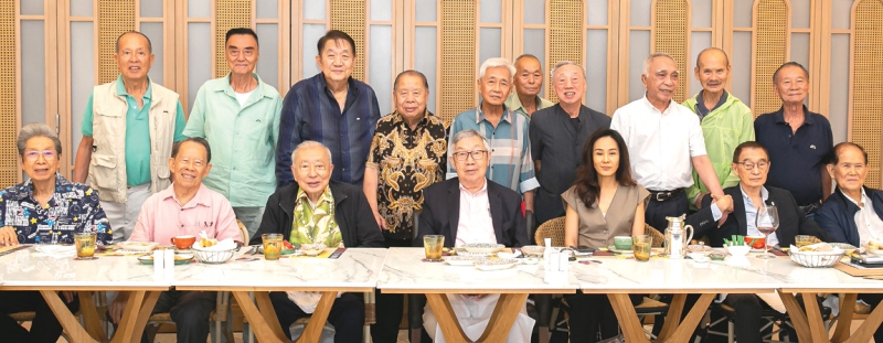 AC 02 สานสัมพันธ์ : สุทธิเกียรติ จิราธิวัฒน์ จัดงานเลี้ยงสังสรรค์เพื่อนศิษย์เก่าโรงเรียนอัสสัมชัญ AC 02 โดยมี ดร.ชุมพล พรประภา, ดร.ดำรัส
โรจนเสถียร, เจริญ เกษตรสุวรรณ, คณิต เจียรพัฒนาคม, พล.ต.อ.สมชาย ประภัสภักดี, สังข์ ว่องปรีชา, ขจร สุทธิ์วนิช, ศุภชัย สุธนฐาน,
ชัยเกียรติ วิทยพูม, เกรียงไกร พรโรจนางกูร, ชุมพล หลงสมบุญ, สุพจน์ ทรัพย์ทวีชัยกุล, พร ศรีจันทร์ และ หิน นววงศ์ ร่วมงาน เพื่อพบปะสังสรรค์ระหว่างเพื่อนร่วมรุ่นท่ามกลางบรรยากาศอันอบอุ่น ที่ ห้องอาหารเวนติซี่ โรงแรมเซ็นทารา แกรนด์ แอท เซ็นทรัลเวิลด์