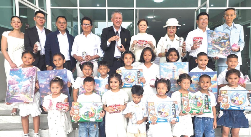 บ้านแห่งความรัก : ลลิสา จงบารมี นำคณะไปร่วมกันมอบของเล่นเด็ก และขนม ให้แก่ พล.ต.ท.นรวัฒน์
เจริญรัชต์ภาคย์ ประธานกรรมการอำนวยการ มูลนิธิเด็กโสสะแห่งประเทศไทย ในพระบรมราชินูปถัมภ์
ซึ่งช่วยเหลือเด็กที่สูญเสียบิดามารดา ขาดญาติมิตร โดยมี สันติ ภิรมย์ภักดี, ชาลี โสภณพนิช, ผศ.ดร.ราชวิกรม
เจริญรัชต์ภาคย์ และ ลดาวรรณ เจริญรัชต์ภาคย์ ร่วมงาน ที่ หมู่บ้านเด็กโสสะ บางปู จ.สมุทรปราการ