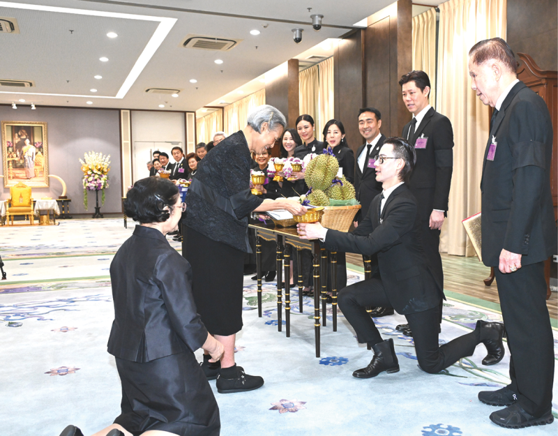 สมเด็จพระกนิษฐา
ธิราชเจ้า กรมสมเด็จ
พระเทพรัตนราชสุดาฯ
สยามบรมราชกุมารี
เสด็จออก ณ วังสระปทุม กรุงเทพมหานคร พระราชทาน
พระราชวโรกาส
ให้ นายวราวุธ เลาหพงศ์ชนะ ในนาม นายวิบูลย์ เลาหพงศ์ชนะ ประธานกรรมการบริษัท กรุงไทยแทรคเตอร์ จำกัด
และครอบครัว ทูลเกล้า
ทูลกระหม่อมถวายเงินจำนวน 125,000 บาท เพื่อ
สมทบทุนการก่อสร้าง
โรงประกอบอาหารสำหรับสามเณรและนักเรียนโรงเรียน
วัดบำแม่จริม
โสภิตาราม ตำบลแบลแม่จริม จังหวัดน่าน