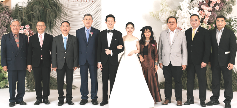 หนึ่งเดียวในดวงใจ : นายสัตวแพทย์สมชวน รัตนมังคลานนท์ อธิบดีกรมปศุสัตว์ ร่วมแสดงความยินดีในงานมงคลสมรส ระหว่าง นฤมล สาธิตเมธา และ พัชร โชคพิชิตชัย บุตร ประพจน์ โชคพิชิตชัย นายกสมาคมผู้ผลิตและแปรรูปสุกร
เพื่อการส่งออก และ ประทุมมาศ โชคพิชิตชัย โดยมี สิทธิพันธ์ ธนาเกียรติภิญโญ นายกสมาคมผู้เลี้ยงสุกรแห่งชาติ
พร้อมบุคคลในวงการด้านส่งออกและญาติมิตรร่วมแสดงความยินดีและอวยพรแก่คู่บ่าวสาว ที่โรงแรมดุสิตธานี กรุงเทพ