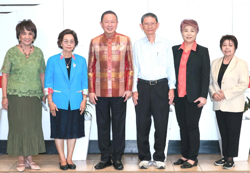 ธุรกิจขายตรง : สนั่น อังอุบลกุล ประธานกรรมการ บมจ.ศรีไทยซุปเปอร์แวร์ เป็นประธานในการประชุม หัวข้อ “ทิศทางการดำเนินธุรกิจขายตรง” ให้แก่
ผู้บริหารทีมภาค/หน่วย โดยมี มานิต อติวานิชยพงศ์, ณัชตา ว่องสุนทร, อุษา ศาสตร์ขำ และ พลอยแสง ฤทธิ์ปรีดาพงศ์ ร่วมประชุม ที่ สำน้กงานใหญ่ บริษัทฯ