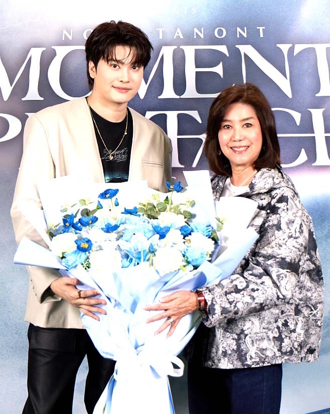 “รักคือพลังของชีวิต” : นุสรา (อัสสกุล) บัญญัติปิยพจน์ ประธานเจ้าหน้าที่
บริหาร บมจ.ไทยสมุทรประกันชีวิต มอบช่อดอกไม้เป็นกำลังใจ
ให้แก่ “นนท์ ธนนท์” ในคอนเสิร์ต “THE MOMENT OF SPECTACLE
CONCERT” ส่งมอบพลังความรักและความสุขผ่านเสียงดนตรี

